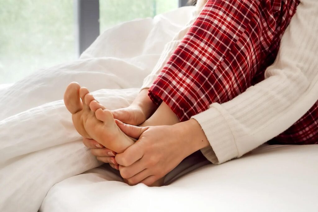 foot pain at night symptoms